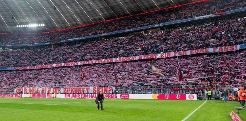 Fan protest at the Bayern fans in the Suedkurve with banners with the inscription Vereine und Verbaende den Worten Taten folgen lassen steht ein für eure Fans oder soll das die Zukunft sein The fans with a scarf parade during the stadium anthem GER, FC Bayern Muenchen vs SC Freiburg, Football, Bundesliga, Matchday 11, Season 2025 2026, 22 11 2025 DFL DFB REGULATIONS PROHIBIT ANY USE OF PHOTOGRAPHS as IMAGE SEQUENCES and or QUASI VIDEO GER, FC Bayern Muenchen vs SC Freiburg, Football, Bundesliga, Matchday 11, Season 2025 2026, 22 11 2025 Muenchen Copyright: xEibner-Pressefoto HeikexFeinerx EP_HFR