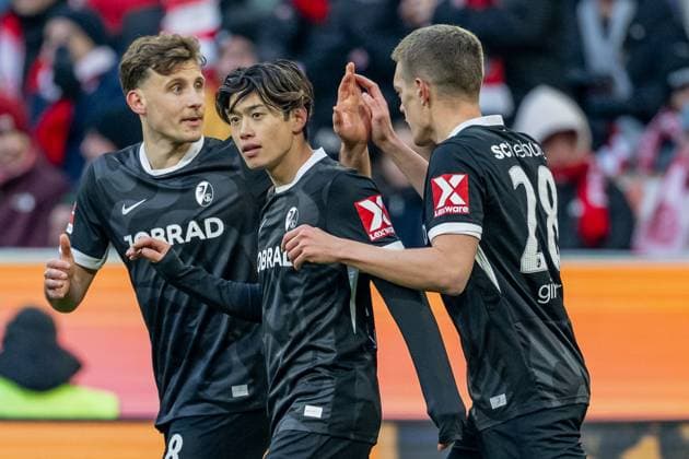 Maximilian Eggestein SC Freiburg, 8 and Matthias Ginter SC Freiburg, 28 celebrate with Yuito Suzuki SC Freiburg, 14 his goal for 0 1 GER, FC Bayern Muenchen vs SC Freiburg, Football, Bundesliga, Matchday 11, Season 2025 2026, 22 11 2025 DFL DFB REGULATIONS PROHIBIT ANY USE OF PHOTOGRAPHS as IMAGE SEQUENCES and or QUASI VIDEO GER, FC Bayern Muenchen vs SC Freiburg, Football, Bundesliga, Matchday 11, Season 2025 2026, 22 11 2025 Muenchen Copyright: xEibner-Pressefoto HeikexFeinerx EP_HFR