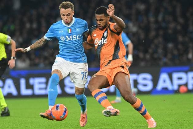 CALCIO - Serie A - SSC Napoli vs Atalanta BC Noa Lang of SSC Napoli competes for the ball with Isak Hien of Atalanta BC during the Serie A Enilive match between SSC Napoli vs Atalanta BC at Diego Armndo Maradona Stadium Naples Italy  Copyright: xIPAxSport ABACAx
