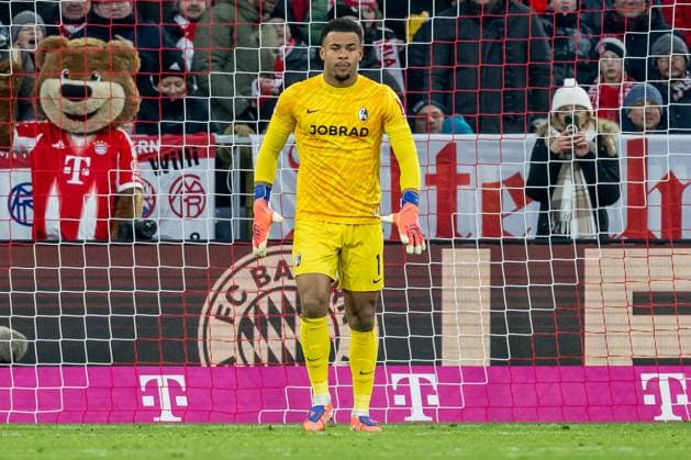 Noah Atubolu Goalkeeper, SC Freiburg, 1 GER, FC Bayern Muenchen vs SC Freiburg, Football, Bundesliga, Matchday 11, Season 2025 2026, 22 11 2025 DFL DFB REGULATIONS PROHIBIT ANY USE OF PHOTOGRAPHS as IMAGE SEQUENCES and or QUASI VIDEO GER, FC Bayern Muenchen vs SC Freiburg, Football, Bundesliga, Matchday 11, Season 2025 2026, 22 11 2025 Muenchen Copyright: xEibner-Pressefoto HeikexFeinerx EP_HFR
