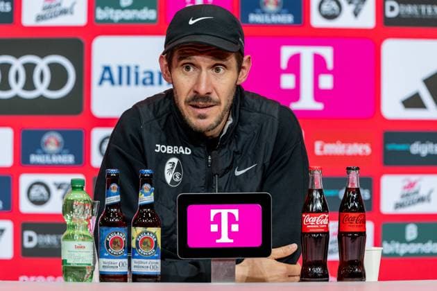 Julian Schuster Head Coach, SC Freiburg at the post-match press conference GER, FC Bayern Muenchen vs SC Freiburg, Football, Bundesliga, Matchday 11, Season 2025 2026, 22 11 2025 DFL DFB REGULATES PROHIBIT ANY USE OF PHOTOGRAPHS as IMAGE SEQUENCES and or QUASI VIDEO GER, FC Bayern Muenchen vs SC Freiburg, Football, Bundesliga, Matchday 11, Season 2025 2026, 22 11 2025 Muenchen Copyright: xEibner-Pressefoto HeikexFeinerx EP_HFR