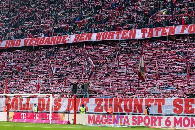 Scarf parade in the Suedkurve of the Bayern fans GER, FC Bayern Muenchen vs SC Freiburg, Football, Bundesliga, Matchday 11, Season 2025 2026, 22 11 2025 DFL DFB REGULATIONS PROHIBIT ANY USE OF PHOTOGRAPHS as IMAGE SEQUENCES and or QUASI VIDEO GER, FC Bayern Muenchen vs SC Freiburg, Football, Bundesliga, Matchday 11, Season 2025 2026, 22 11 2025 Muenchen Copyright: xEibner-Pressefoto HeikexFeinerx EP_HFR