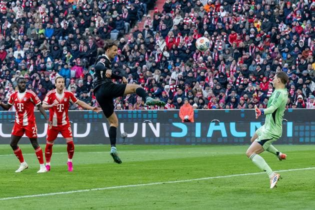 Max Rosenfelder SC Freiburg, 37 missed against Manuel Neuer Goalkeeper, FC Bayern Muenchen, 1 GER, FC Bayern Muenchen vs SC Freiburg, Football, Bundesliga, Matchday 11, Season 2025 2026, 22 11 2025 DFL DFB REGULATIONS PROHIBIT ANY USE OF PHOTOGRAPHS as IMAGE SEQUENCES and or QUASI VIDEO GER, FC Bayern Muenchen vs SC Freiburg, Football, Bundesliga, Matchday 11, Season 2025 2026, 22 11 2025 Muenchen Copyright: xEibner-Pressefoto HeikexFeinerx EP_HFR