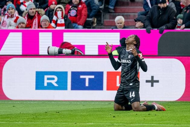 Johan Manzambi SC Freiburg, 44 celebrates his goal to 0 2, behind him a band advertising banner with the inscription RTL GER, FC Bayern Muenchen vs SC Freiburg, Football, Bundesliga, Matchday 11, Season 2025 2026, 22 11 2025 DFL DFB REGULATIONS PROHIBIT ANY USE OF PHOTOGRAPHS as IMAGE SEQUENCES and or QUASI VIDEO GER, FC Bayern Muenchen vs SC Freiburg, Football, Bundesliga, Matchday 11, Season 2025 2026, 22 11 2025 Muenchen Copyright: xEibner-Pressefoto HeikexFeinerx EP_HFR