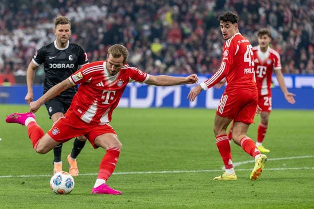 Harry Kane FC Bayern Muenchen, 9 on goal, right Josip Stanisic FC Bayern Muenchen, 44 GER, FC Bayern Muenchen vs SC Freiburg, Football, Bundesliga, Matchday 11, Season 2025 2026, 22 11 2025 DFL DFB REGULATIONS PROHIBIT ANY USE OF PHOTOGRAPHS as IMAGE SEQUENCES and or QUASI VIDEO GER, FC Bayern Muenchen vs SC Freiburg, Football, Bundesliga, Matchday 11, Season 2025 2026, 22 11 2025 Muenchen Copyright: xEibner-Pressefoto HeikexFeinerx EP_HFR