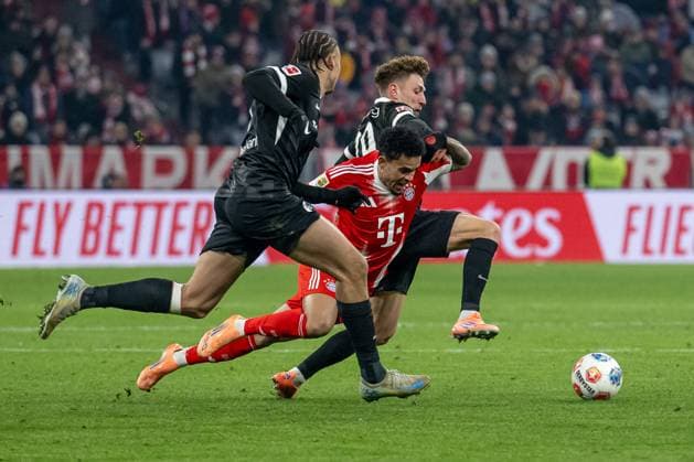 Battle for the ball by Luis Diaz FC Bayern Muenchen, 14 with Derry Scherhant SC Freiburg, 7 and Philipp Treu SC Freiburg, 29 GER, FC Bayern Muenchen vs SC Freiburg, Football, Bundesliga, Matchday 11, Season 2025 2026, 22 11 2025 DFL DFB REGULATIONS PROHIBIT ANY USE OF PHOTOGRAPHS as IMAGE SEQUENCES and or QUASI VIDEO GER, FC Bayern Muenchen vs SC Freiburg, Football, Bundesliga, Matchday 11, Season 2025 2026, 22 11 2025 Muenchen Copyright: xEibner-Pressefoto HeikexFeinerx EP_HFR