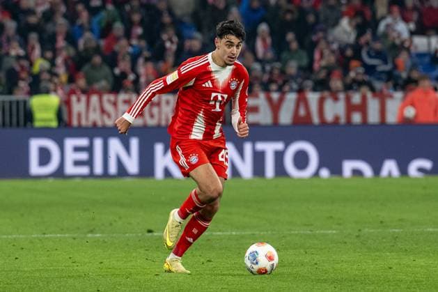 Aleksandar Pavlovic FC Bayern Muenchen, 45 GER, FC Bayern Muenchen vs SC Freiburg, Football, Bundesliga, Matchday 11, Season 2025 2026, 22 11 2025 DFL DFB REGULATIONS PROHIBIT ANY USE OF PHOTOGRAPHS as IMAGE SEQUENCES and or QUASI VIDEO GER, FC Bayern Muenchen vs SC Freiburg, Football, Bundesliga, Matchday 11, Season 2025 2026, 22 11 2025 Muenchen Copyright: xEibner-Pressefoto HeikexFeinerx EP_HFR