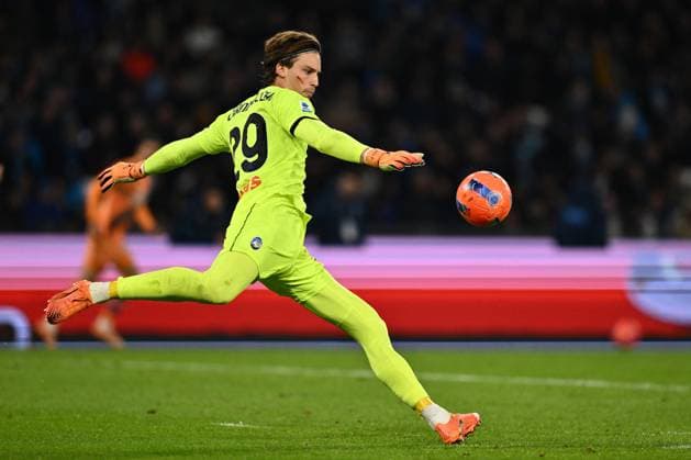 CALCIO - Serie A - SSC Napoli vs Atalanta BC Marco Carnesecchi of Atalanta B.C. is in action during the 12th day of the Serie A Championship between S.S.C. Napoli and Atalanta B.C at the Diego Armando Maradona Stadium on November 22, 2025 in Naples, Italy. Naples Italy  Copyright: xIPAxSport ABACAx