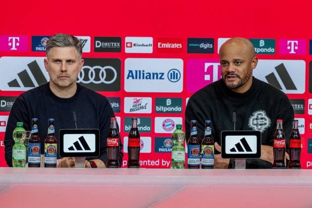 Holger Quest Press Officer Media and Communication, FC Bayern Muenchen and Vincent Kompany Head Coach, FC Bayern Muenchen at the press conference after the match GER, FC Bayern Muenchen vs SC Freiburg, Soccer, Bundesliga, Matchday 11, Matchday 2025 2026, 22 11 2025 DFL DFB REGULATES PROHIBIT ANY USE OF PHOTOGRAPHS as IMAGE SEQUENCES and or QUASI VIDEO GER, FC Bayern Muenchen vs SC Freiburg, Football, Bundesliga, Matchday 11, Matchday 2025 2026, 22 11 2025 Muenchen Copyright: xEibner-Pressefoto HeikexFeinerx EP_HFR