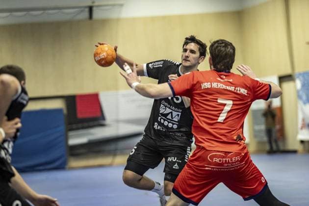 Handball Oberliga HSG Hattingen Sprockhövel vs HSG Herdecke Ende FOR EDITORIAL PURPOSES ONLY p Oberliga 15 Kai Werthebach HSG Hattingen Sprockhövel vs7 Yannis Grasediek HSG Herdecke Ende, on 22 11 2025,in HattingenKreissporthalle HAT Germany NRW Hattingen Copyright SebastianxSternemann Copyright: SebastianxSternemann doc83dnmmw7x911cac4ekdc ,EDITORIAL USE ONLY Copyright: SebastianxSternemann