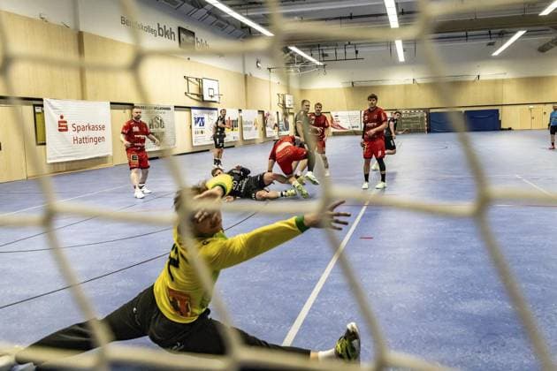 Handball Oberliga HSG Hattingen Sprockhövel vs HSG Herdecke Ende FOR EDITORIAL PURPOSES ONLY p Oberliga HSG Hattingen Sprockhövel vs HSG Herdecke Ende, on 22 11 2025,in HattingenKreissporthalle HAT Germany NRW Hattingen Copyright SebastianxSternemann Copyright: SebastianxSternemann doc83dnmn05n3lpjbj6hpw ,EDITORIAL USE ONLY Copyright: SebastianxSternemann