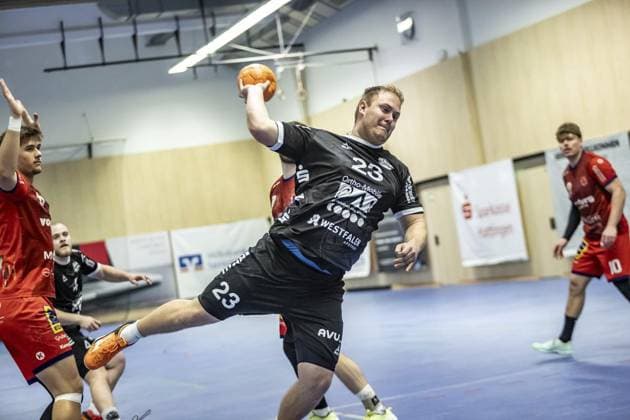 Handball Oberliga HSG Hattingen Sprockhövel vs HSG Herdecke Ende FOR EDITORIAL PURPOSES ONLY p Oberliga 23 Jakob Isermann HSG Hattingen Sprockhövel vs HSG Herdecke Ende, on 22 11 2025,in HattingenKreissporthalle HAT Germany NRW Hattingen Copyright SebastianxSternemann Copyright: SebastianxSternemann doc83dnmoez51s66808em1 ,EDITORIAL USE ONLY Copyright: SebastianxSternemann