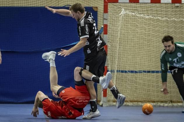 Handball Oberliga HSG Hattingen Sprockhövel vs HSG Herdecke Ende FOR EDITORIAL PURPOSES ONLY p Oberliga 20 Phillip Dobrodt HSG Hattingen Sprockhövel vs 11 Felix Drescher HSG Herdecke Ende, on 22 11 2025,in HattingenKreissporthalle HAT Germany NRW Hattingen Copyright SebastianxSternemann Copyright: SebastianxSternemann doc83dnmof7rs2mu7wanor ,EDITORIAL USE ONLY Copyright: SebastianxSternemann