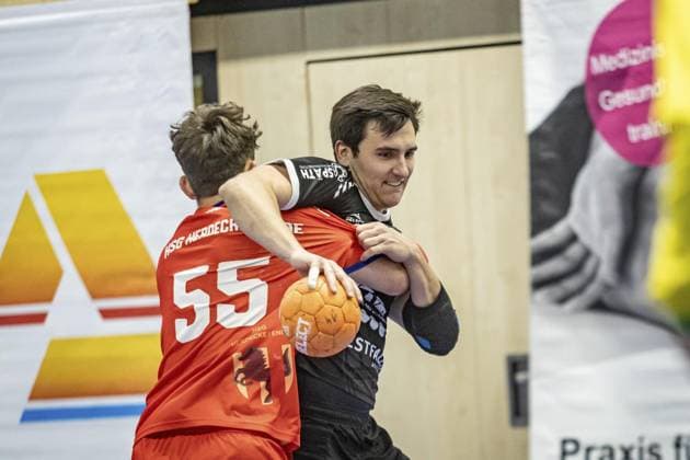 Handball Oberliga HSG Hattingen Sprockhövel vs HSG Herdecke Ende FOR EDITORIAL PURPOSES ONLY p Oberliga 15 Kai Werthebach HSG Hattingen Sprockhövel vs 55 Matthias Zimny HSG Herdecke Ende, on 22 11 2025,in HattingenKreissporthalle HAT Germany NRW Hattingen Copyright SebastianxSternemann Copyright: SebastianxSternemann doc83dnmomke6w5twhs7om ,EDITORIAL USE ONLY Copyright: SebastianxSternemann