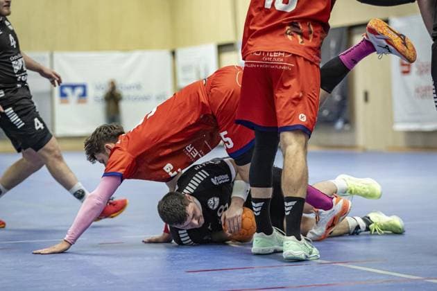 Handball Oberliga HSG Hattingen Sprockhövel vs HSG Herdecke Ende FOR EDITORIAL PURPOSES ONLY p Oberliga 18 Jan Matthies HSG Hattingen Sprockhövel vs 55 Matthias Zimny HSG Herdecke Ende, on 22 11 2025,in HattingenKreissporthalle HAT Germany NRW Hattingen Copyright SebastianxSternemann Copyright: SebastianxSternemann doc83dnmottff5f2oph2k2 ,EDITORIAL USE ONLY Copyright: SebastianxSternemann