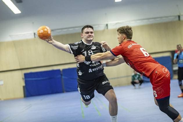 Handball Oberliga HSG Hattingen Sprockhövel vs HSG Herdecke Ende FOR EDITORIAL PURPOSES ONLY p Oberliga 18 Jan Matthies 31 gt 18 HSG Hattingen Sprockhövel vs 6 Leo Pfeil 9 HSG Herdecke Ende, on 22 11 2025,in HattingenKreissporthalle HAT Germany NRW Hattingen Copyright SebastianxSternemann Copyright: SebastianxSternemann doc83dnmozeg7q6r68gaqd ,EDITORIAL USE ONLY Copyright: SebastianxSternemann