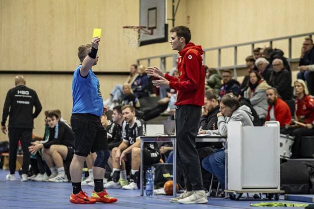 Handball Oberliga HSG Hattingen Sprockhövel vs HSG Herdecke Ende FOR EDITORIAL PURPOSES ONLY p Oberliga HSG Hattingen Sprockhövel vs Coach gets yellow card HSG Herdecke Ende, on 22 11 2025,in HattingenKreissporthalle HAT Germany NRW Hattingen Copyright SebastianxSternemann Copyright: SebastianxSternemann doc83dnmphtmv4v2vz29sq ,EDITORIAL USE ONLY Copyright: SebastianxSternemann