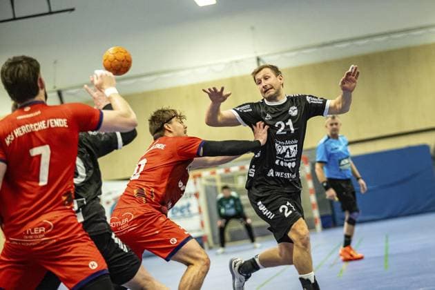 Handball Oberliga HSG Hattingen Sprockhövel vs HSG Herdecke Ende FOR EDITORIAL PURPOSES ONLY p Oberliga 21 Linus Grossmann HSG Hattingen Sprockhövel vs HSG Herdecke Ende, on 22 11 2025,in HattingenKreissporthalle HAT Germany NRW Hattingen Copyright SebastianxSternemann Copyright: SebastianxSternemann doc83dnmq61ptuggvlxaqd ,EDITORIAL USE ONLY Copyright: SebastianxSternemann