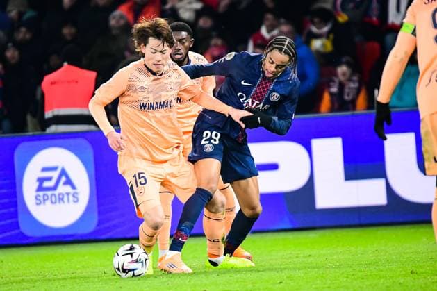 FOOTBALL : Paris Saint Germain vs Havre AC - Ligue 1 McDonalds - JournÃ e 13 - 22 11 2025 Ayumu Seko (AC Le Havre) Bradley Barcola (Paris SG) ParisFrance  Copyright: xBaptistexAutissierx