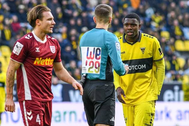 Felix Wagner Referee admonishes Emmanuel Chinedu Elekwa Alemannia Aachen, 14 , Action, Action, Match scene, 22 11 2025, Aachen Germany , Football, 3 Liga, TSV Alemannia Aachen Jahn Regensburg, Football, 3 Liga, TSV Alemannia Aachen Jahn Regensburg, DFB DFL REGULATIONS PROHIBIT ANY USE OF PHOTOGRAPHS AS IMAGE SEQUENCES AND OR QUASI VIDEO xmhx