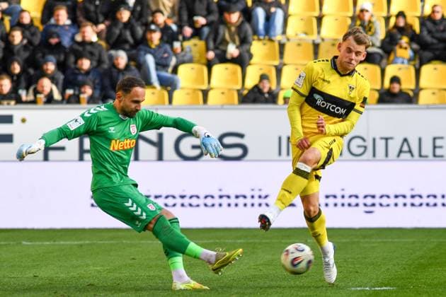 v li Felix Gebhardt Goalkeeper ahn Regensburg, 1 , Mika Schroers Alemannia Aachen , 27 , duel, duel, tackle, tackling, dynamics, action, action, 22 11 2025, Aachen Germany , Football, 3 Liga, TSV Alemannia Aachen Jahn Regensburg, Football, 3 Liga, TSV Alemannia Aachen Jahn Regensburg, DFB DFL REGULATIONS PROHIBIT ANY USE OF PHOTOGRAPHS AS IMAGE SEQUENCES AND OR QUASI VIDEO xmhx