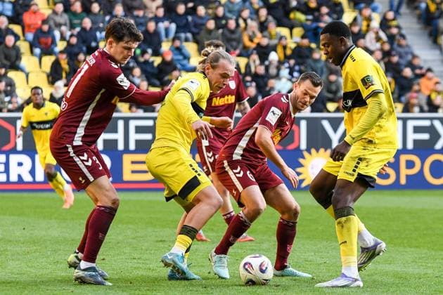 from left Leo Mätzler Jahn Regensburg, 31 , Lars Gindorf Alemennia Aachen, 23 , Benedikt Saller Jahn Regensburg, 6 , Emmanuel Chinedu Elekwa Alemannia Aachen, 14 , action, action, match scene, 22 11 2025, Aachen Germany , Soccer, 3 Liga, TSV Alemannia Aachen Jahn Regensburg, Soccer, 3 Liga, TSV Alemannia Aachen Jahn Regensburg, DFB DFL REGULATIONS PROHIBIT ANY USE OF PHOTOGRAPHS AS IMAGE SEQUENCES AND OR QUASI VIDEO xmhx