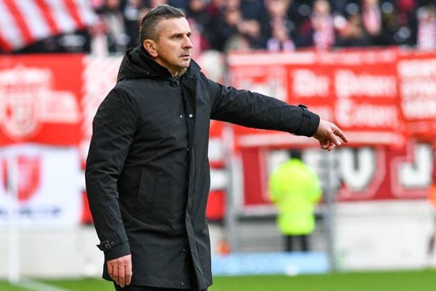 Mersad Selimbegovic head coach Alemannia Aachen gives instructions, gesticulates, gesticulate with arms, gives instructions, gesticulate, 22 11 2025, Aachen Germany , Football, 3 Liga, TSV Alemannia Aachen Jahn Regensburg, Football, 3 Liga, TSV Alemannia Aachen Jahn Regensburg, DFB DFL REGULATIONS PROHIBIT ANY USE OF PHOTOGRAPHS AS IMAGE SEQUENCES AND OR QUASI VIDEO xmhx