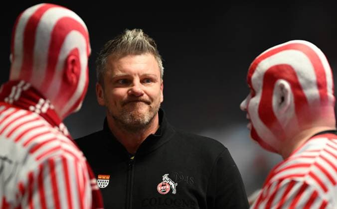 22 11 2025, xophax, Soccer 1 Bundesliga, 1 FC Koeln Eintracht Frankfurt Coach Lukas Kwasniok with two painted fans DFL DFB REGULATIONS PROHIBIT ANY USE OF PHOTOGRAPHS as IMAGE SEQUENCES and or QUASI VIDEO Koeln