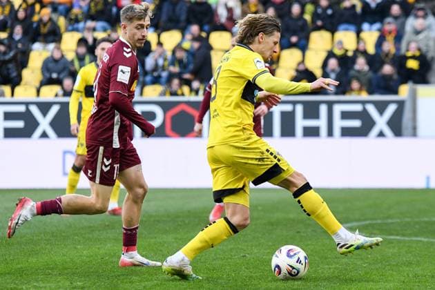 v li Noel Eichinger Jahn Regensburg, 11 , Bentley Baxter Bahn Alemannia Aachen, 8 , duel, duel, tackle, tackling, dynamics, action, action, 22 11 2025, Aachen Germany , Football, 3 Liga, TSV Alemannia Aachen Jahn Regensburg, Football, 3 Liga, TSV Alemannia Aachen Jahn Regensburg, DFB DFL REGULATIONS PROHIBIT ANY USE OF PHOTOGRAPHS AS IMAGE SEQUENCES AND OR QUASI VIDEO xmhx