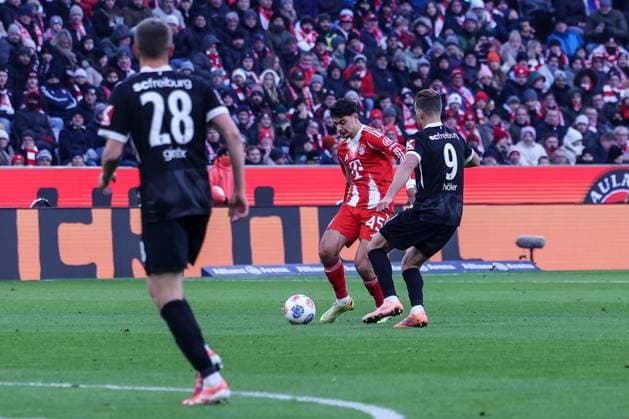 Alexandar Pavlovic 45 FC Bayern Muenchen in action against Lucas Hoeler 9 SC Freiburg , Matthias Ginter 28 SC Freiburg watches from afar, FC Bayern Muenchen vs SC Freiburg, Football, Bundesliga, DFL, Saison 2025 2026, Hinrunde, 22 11 2025 DFB regulations prohibit any use of photographs as image sequences and or quasi video Muenchen Bayern Germany Copyright: xkolbert-press MartinxAgüerax