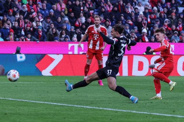 Lennart Karl 42 FC Bayern Muenchen scores 1 2, Max Rosenfelder 37 SC Freiburg cannot prevent the shot, Harry Kane 9 FC Bayern Muenchen watches, FC Bayern Muenchen vs SC Freiburg, Football, Bundesliga, DFL, Season 2025 2026, Hinrunde, 22 11 2025 DFB regulations prohibit any use of photographs as image sequences and or quasi video Muenchen Bayern Germany Copyright: xkolbert-press MartinxAgüerax