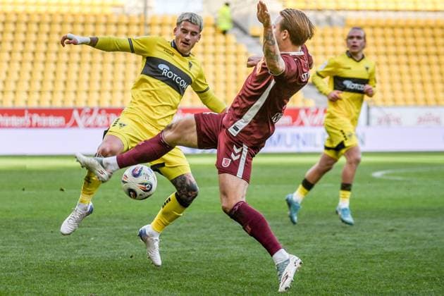 v li Niklas Horst Castelle Alemannia Aachen, 44 , Felix Strauss Jahn Regensburg, 4 , duel, duel, tackle, tackling, dynamics, action, action, 22 11 2025, Aachen Germany , Football, 3 Liga, TSV Alemannia Aachen Jahn Regensburg, Football, 3 Liga, TSV Alemannia Aachen Jahn Regensburg, DFB DFL REGULATIONS PROHIBIT ANY USE OF PHOTOGRAPHS AS IMAGE SEQUENCES AND OR QUASI VIDEO xmhx