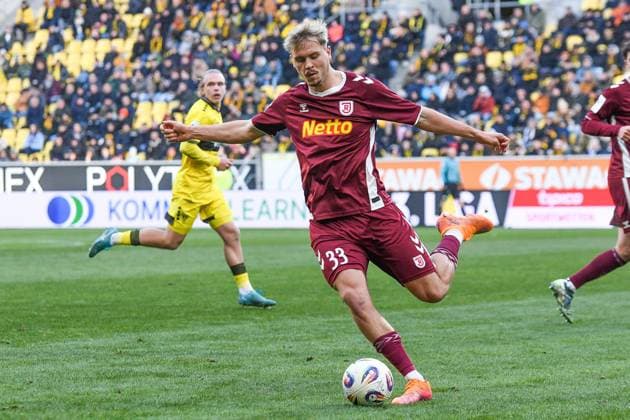 Nick Seidel Jahn Regensburg, 33 on the ball, game scene, cropped, full body, single image, action, action, 22 11 2025, Aachen Germany , football, 3 Liga, TSV Alemannia Aachen Jahn Regensburg, football, 3 Liga, TSV Alemannia Aachen Jahn Regensburg, DFB DFL REGULATIONS PROHIBIT ANY USE OF PHOTOGRAPHS AS IMAGE SEQUENCES AND OR QUASI VIDEO xmhx