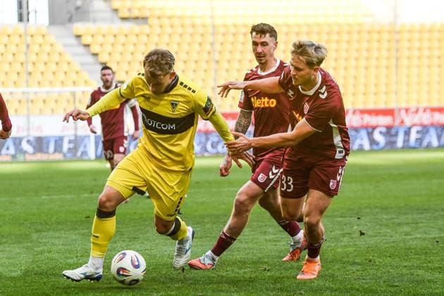 v li Mika Schroers Alemannia Aachen , 27 , Adrian Fein Jahn Regensburg, 29 , Nick Seidel Jahn Regensburg, 33 , duel, duel, tackle, tackling, dynamics, action, action, 22 11 2025, Aachen Germany , Soccer, 3 Liga, TSV Alemannia Aachen Jahn Regensburg, Soccer, 3 Liga, TSV Alemannia Aachen Jahn Regensburg, DFB DFL REGULATIONS PROHIBIT ANY USE OF PHOTOGRAPHS AS IMAGE SEQUENCES AND OR QUASI VIDEO xmhx