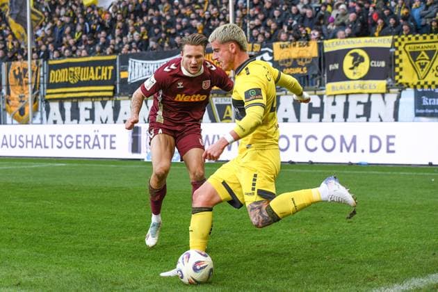 v li Felix Strauss Jahn Regensburg, 4 , Niklas Horst Castelle Alemannia Aachen, 44 , duel, duel, tackle, tackling, dynamics, action, action, 22 11 2025, Aachen Germany , Football, 3 Liga, TSV Alemannia Aachen Jahn Regensburg, Football, 3 Liga, TSV Alemannia Aachen Jahn Regensburg, DFB DFL REGULATIONS PROHIBIT ANY USE OF PHOTOGRAPHS AS IMAGE SEQUENCES AND OR QUASI VIDEO xmhx