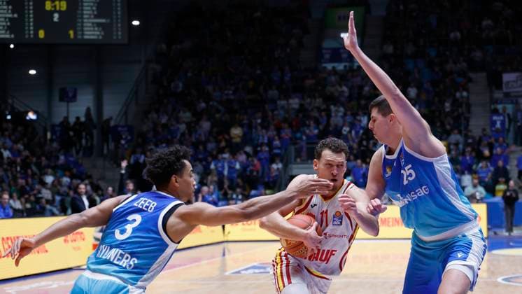 v l Garai Zeeb Frankfurt Skyliners, 3 , Brae Ivey Fitness First Wuerzburg Baskets, 11 and Jacob Knauf Frankfurt Skyliners, 25 , 22 11 2025, Basketball, BBL, Frankfurt Skyliners vs Fitness First Wuerzburg Baskets, GER, Frankfurt, Suewag Energie ARENA Copyright: HMBxMedia xHeikoxBecker