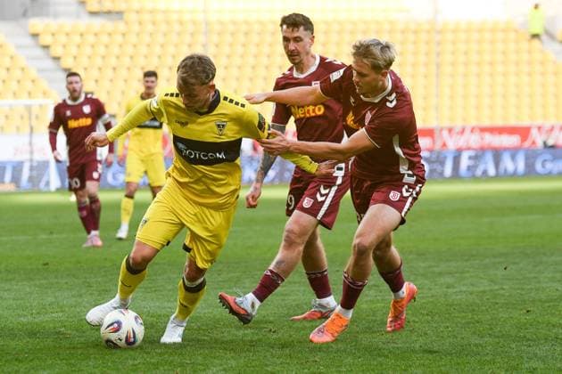 v li Mika Schroers Alemannia Aachen , 27 , Adrian Fein Jahn Regensburg, 29 , Nick Seidel Jahn Regensburg, 33 , duel, duel, tackle, tackling, dynamics, action, action, 22 11 2025, Aachen Germany , Soccer, 3 Liga, TSV Alemannia Aachen Jahn Regensburg, Soccer, 3 Liga, TSV Alemannia Aachen Jahn Regensburg, DFB DFL REGULATIONS PROHIBIT ANY USE OF PHOTOGRAPHS AS IMAGE SEQUENCES AND OR QUASI VIDEO xmhx