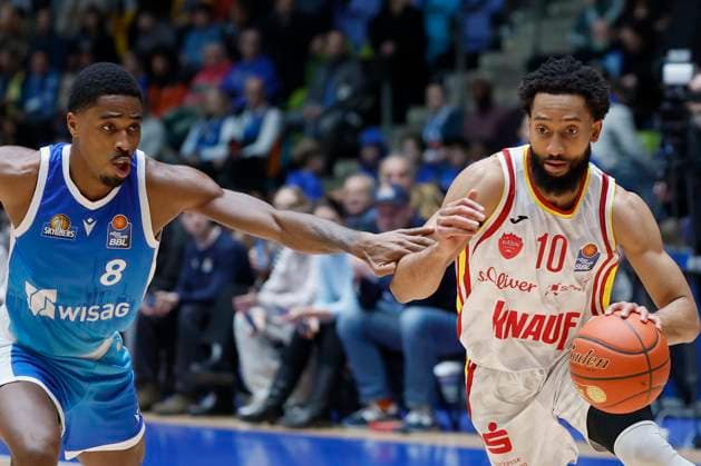 v l William Christmas Frankfurt Skyliners, 8 and Davion Mintz Fitness First Wuerzburg Baskets, 10 , 22 11 2025, Basketball, BBL, Frankfurt Skyliners vs Fitness First Wuerzburg Baskets, GER, Frankfurt, Suewag Energie ARENA Copyright: HMBxMedia xHeikoxBecker