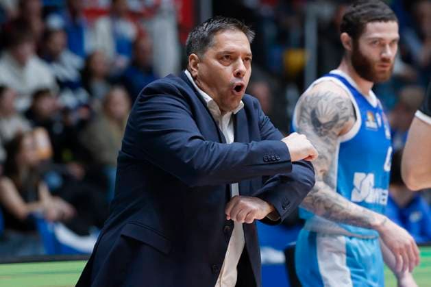 v l Head Coach Sasa Filipovski Fitness First Wuerzburg Baskets , 22 11 2025, Basketball, BBL, Frankfurt Skyliners vs Fitness First Wuerzburg Baskets, GER, Frankfurt, Suewag Energie ARENA Copyright: HMBxMedia xHeikoxBecker