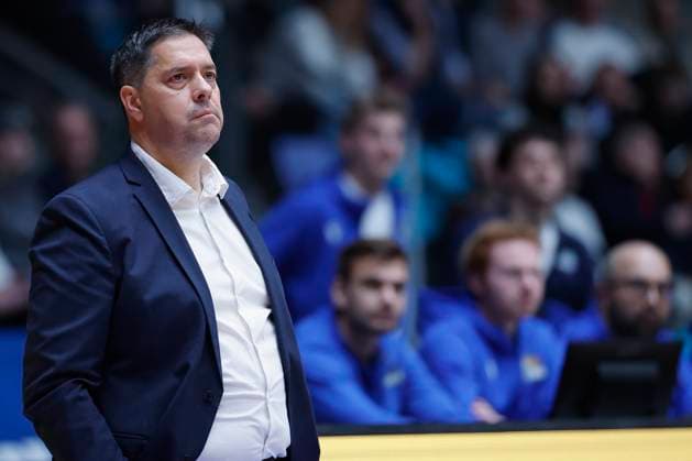 v l Head Coach Sasa Filipovski Fitness First Wuerzburg Baskets , 22 11 2025, Basketball, BBL, Frankfurt Skyliners vs Fitness First Wuerzburg Baskets, GER, Frankfurt, Suewag Energie ARENA Copyright: HMBxMedia xHeikoxBecker
