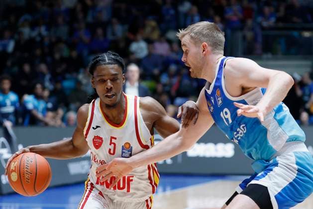 v l Marcus Carr Fitness First Wuerzburg Baskets, 5 and Till Pape Frankfurt Skyliners, 19 , 22 11 2025, Basketball, BBL, Frankfurt Skyliners vs Fitness First Wuerzburg Baskets, GER, Frankfurt, Suewag Energie ARENA Copyright: HMBxMedia xHeikoxBecker