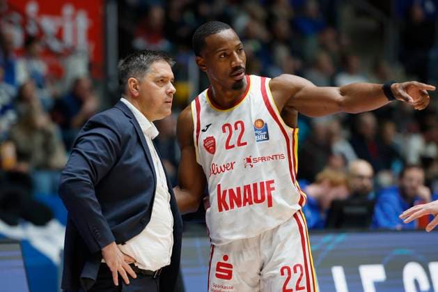 v l Head Coach Sasa Filipovski Fitness First Wuerzburg Baskets and Johnathan Stove Fitness First Wuerzburg Baskets, 22 , 22 11 2025, Basketball, BBL, Frankfurt Skyliners vs Fitness First Wuerzburg Baskets, GER, Frankfurt, Suewag Energie ARENA Copyright: HMBxMedia xHeikoxBecker