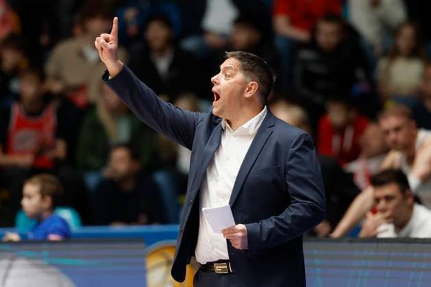 v l Head Coach Sasa Filipovski Fitness First Wuerzburg Baskets and Johnathan Stove Fitness First Wuerzburg Baskets, 22 , 22 11 2025, Basketball, BBL, Frankfurt Skyliners vs Fitness First Wuerzburg Baskets, GER, Frankfurt, Suewag Energie ARENA Copyright: HMBxMedia xHeikoxBecker