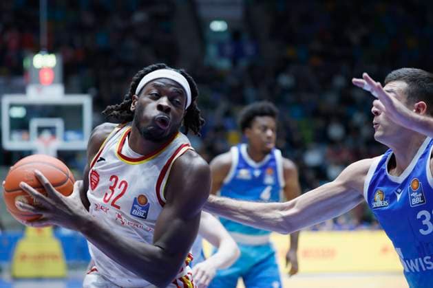 v l Charles Thompson Fitness First Wuerzburg Baskets, 32 and Ryan Hawkins Frankfurt Skyliners, 33 , 22 11 2025, Basketball, BBL, Frankfurt Skyliners vs Fitness First Wuerzburg Baskets, GER, Frankfurt, Suewag Energie ARENA Copyright: HMBxMedia xHeikoxBecker