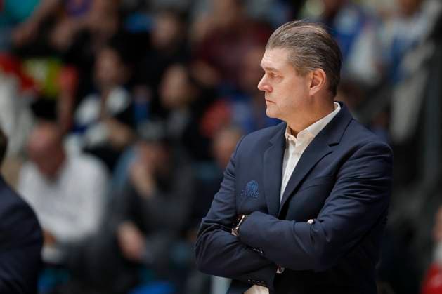 v l Head Coach Klaus Perwas Frankfurt Skyliners , 22 11 2025, Basketball, BBL, Frankfurt Skyliners vs Fitness First Wuerzburg Baskets, GER, Frankfurt, Suewag Energie ARENA Copyright: HMBxMedia xHeikoxBecker