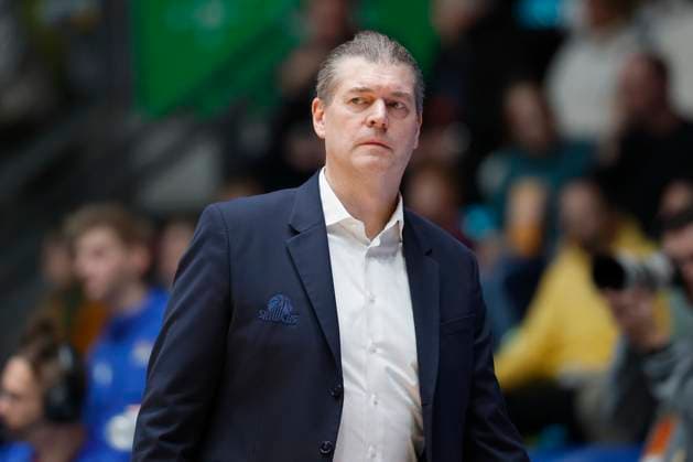 v l Head Coach Klaus Perwas Frankfurt Skyliners , 22 11 2025, Basketball, BBL, Frankfurt Skyliners vs Fitness First Wuerzburg Baskets, GER, Frankfurt, Suewag Energie ARENA Copyright: HMBxMedia xHeikoxBecker