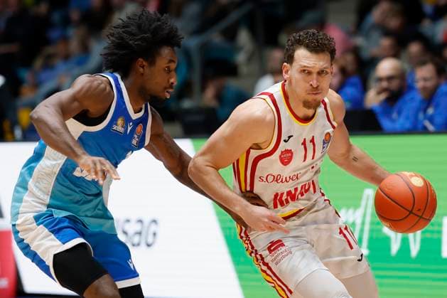 v l Isaiah Swope Frankfurt Skyliners, 1 and Brae Ivey Fitness First Wuerzburg Baskets, 11 , 22 11 2025, Basketball, BBL, Frankfurt Skyliners vs Fitness First Wuerzburg Baskets, GER, Frankfurt, Suewag Energie ARENA Copyright: HMBxMedia xHeikoxBecker