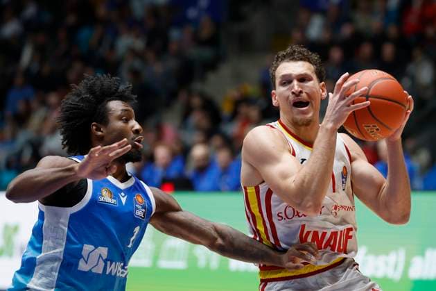 v l Isaiah Swope Frankfurt Skyliners, 1 and Brae Ivey Fitness First Wuerzburg Baskets, 11 , 22 11 2025, Basketball, BBL, Frankfurt Skyliners vs Fitness First Wuerzburg Baskets, GER, Frankfurt, Suewag Energie ARENA Copyright: HMBxMedia xHeikoxBecker