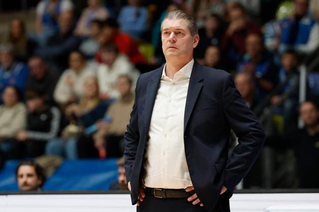 v l Head Coach Klaus Perwas Frankfurt Skyliners , 22 11 2025, Basketball, BBL, Frankfurt Skyliners vs Fitness First Wuerzburg Baskets, GER, Frankfurt, Suewag Energie ARENA Copyright: HMBxMedia xHeikoxBecker