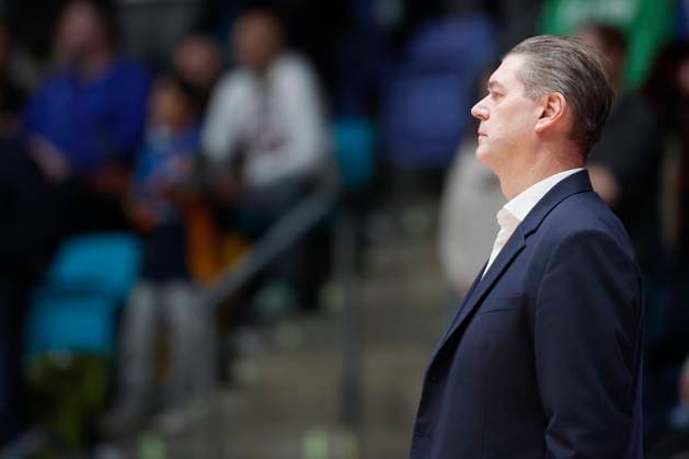 v l Head Coach Klaus Perwas Frankfurt Skyliners , 22 11 2025, Basketball, BBL, Frankfurt Skyliners vs Fitness First Wuerzburg Baskets, GER, Frankfurt, Suewag Energie ARENA Copyright: HMBxMedia xHeikoxBecker